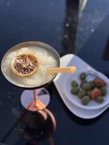 Cocktail mit getrockneter Zitrone und Oliven